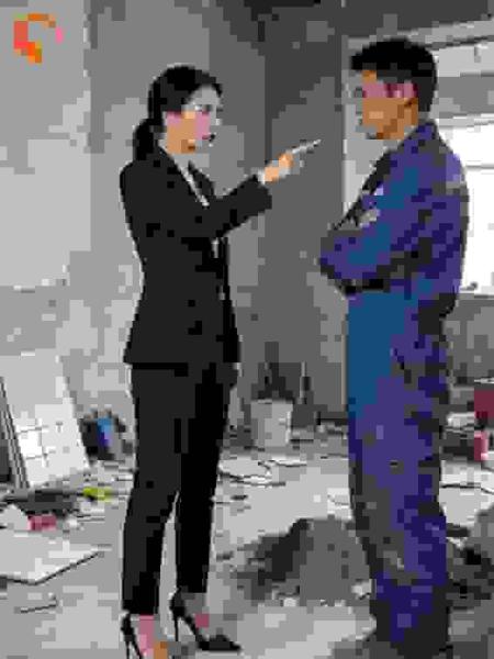验收新房，工头带全家入住：你这房子缺个男主人